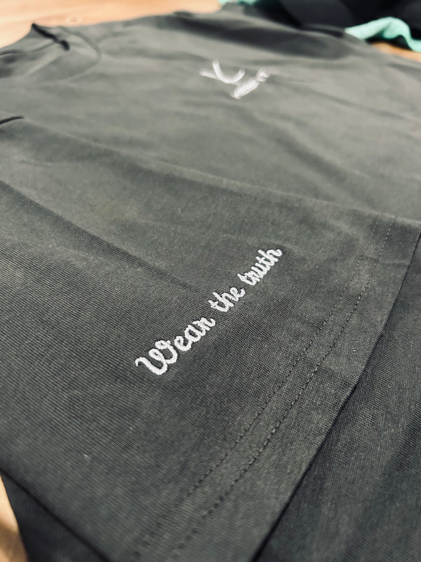 Keep it 100 classic fitted tee coal x grey